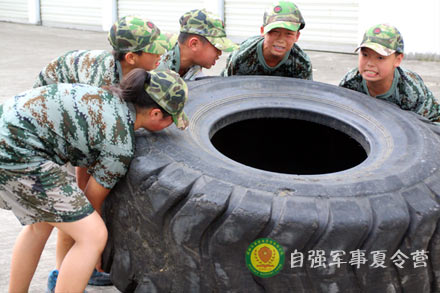特色军事体能训练提高孩子身体素质